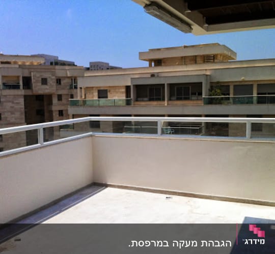 מרפסת עם מעקה אלומיניום לבן